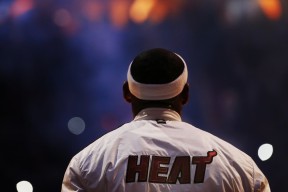 爱游戏体育-电竞之王跨界征服NBA？Doinb篮网比赛中爆冷问鼎冠军，全网炸锅！